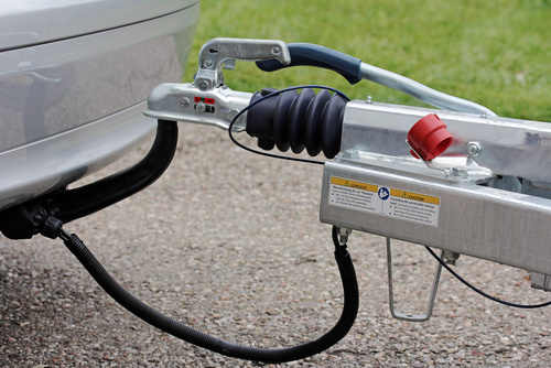 Anhngerkupplung und ein Anhnger an einem Auto