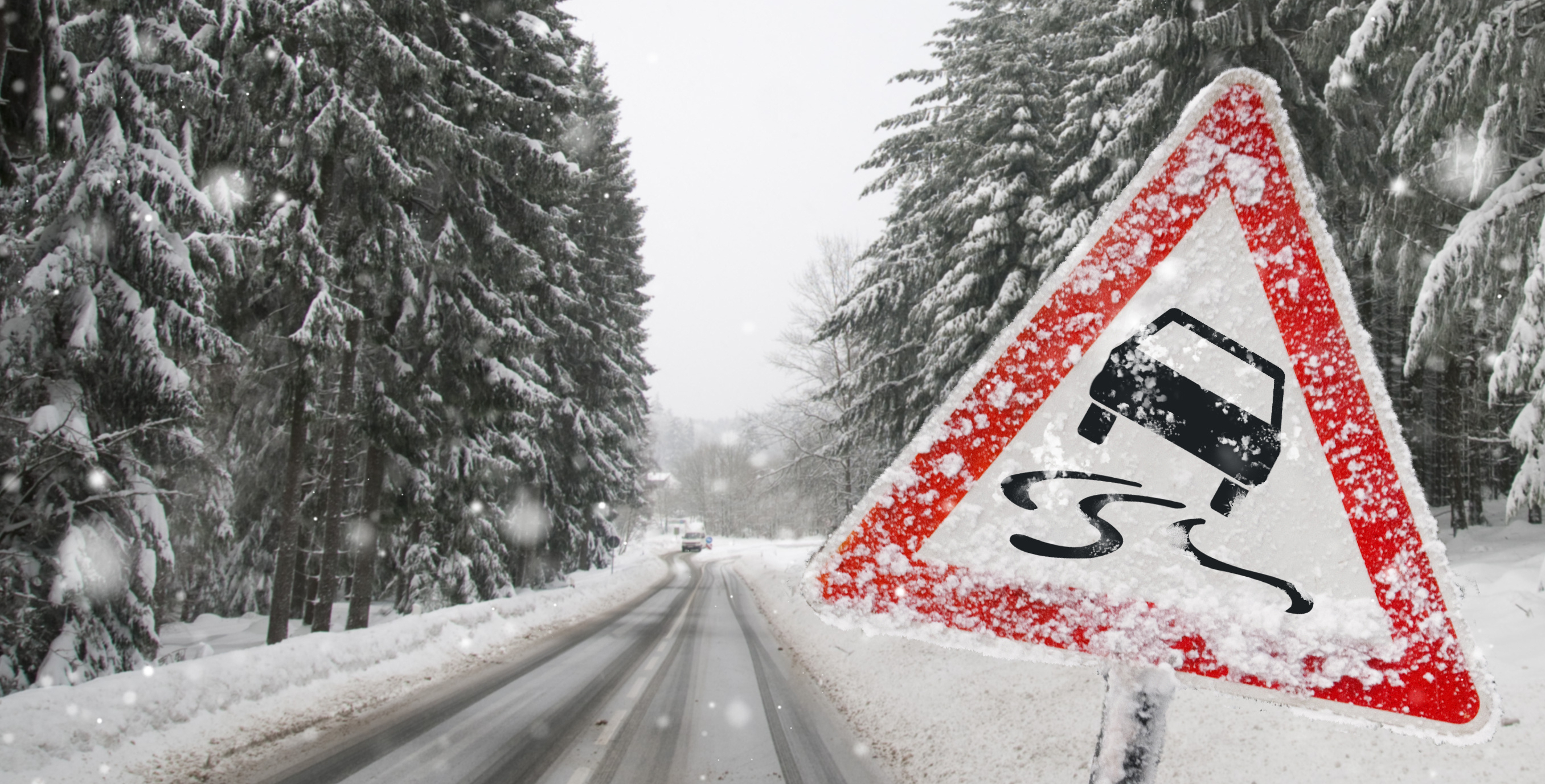 Auf einer verschneiten Straße befinden sich rechts und links verschneite Tannen und im Vordergrund ein Warnschild für Rutschgefahr
